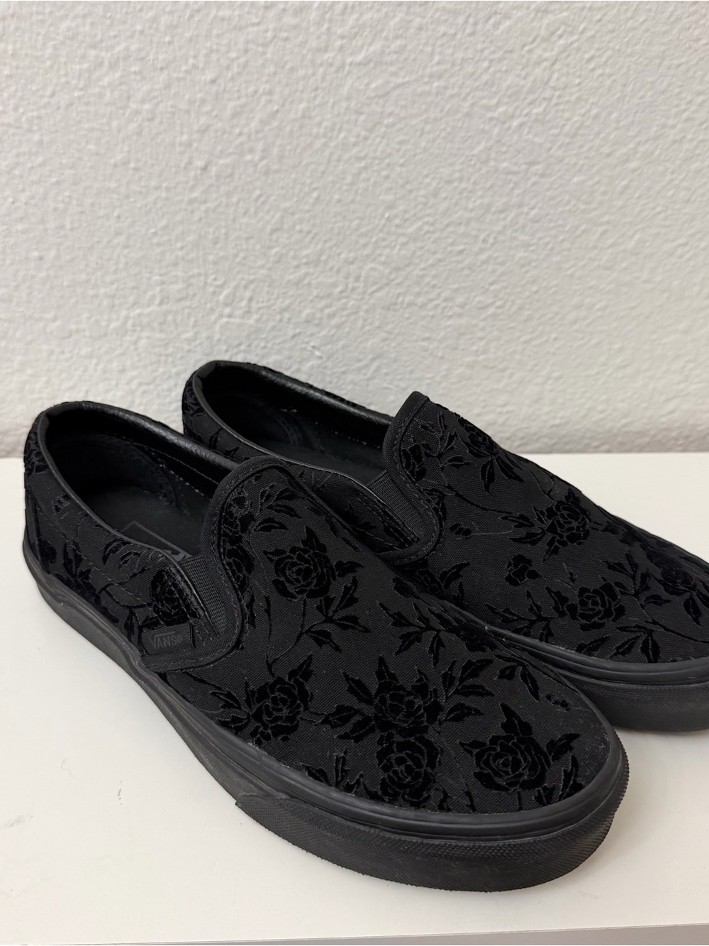 Vans Classic Slip-On Black Velvet Floral Rose Shoes Women’s 7.5 Men’s 6 - Picture 3 of 10